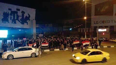 عاجل : العشرات يتظاهرون في ساحة التحرير احتجاجاً على تردي الوضع الأمني في بغداد