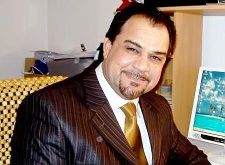 الكاتب والباحث البارز سمير عبيد ينشر غسيل مدير الاقامة …..!!